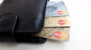 キャッシュレス社会における50代の不安を解消する方法は？