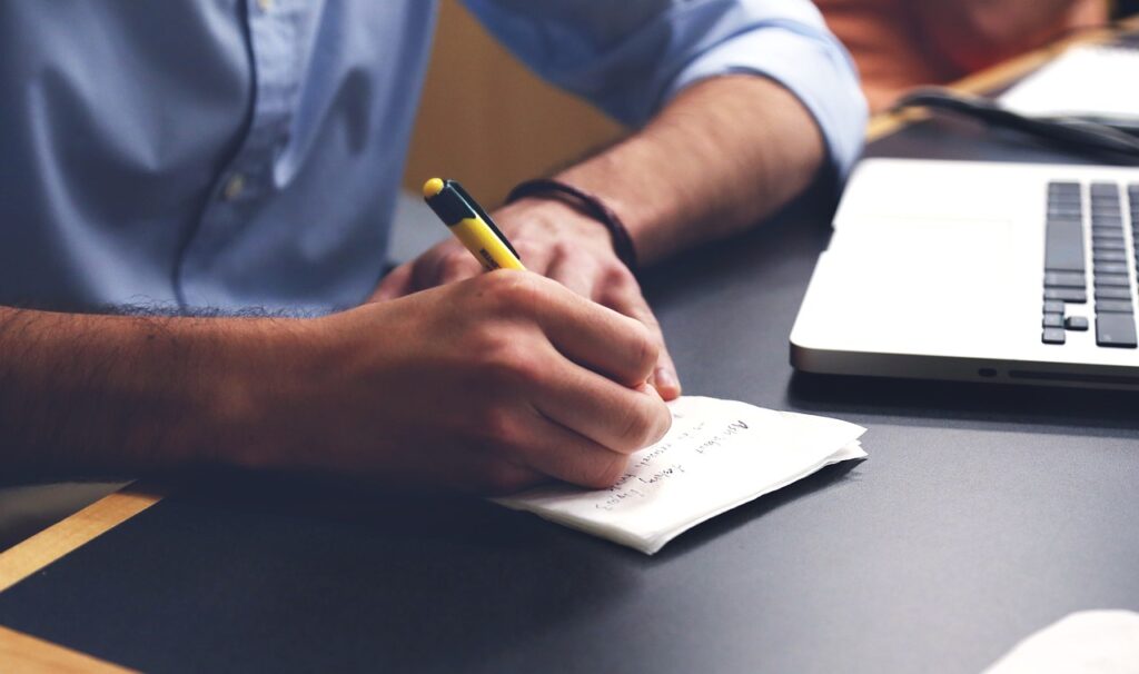 終活におけるエンディングノートは誰に見せるべきか？